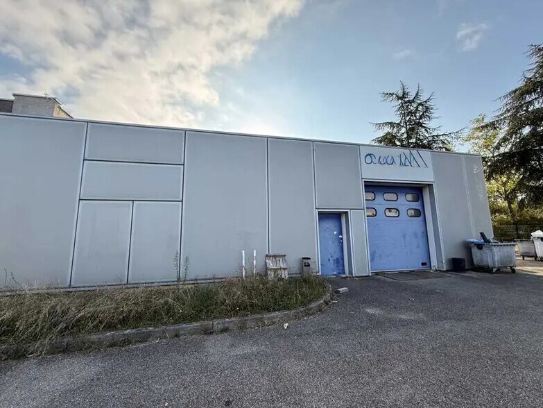 Flex dans Décines-Charpieu à louer - Photo du bâtiment - Image 3 de 15