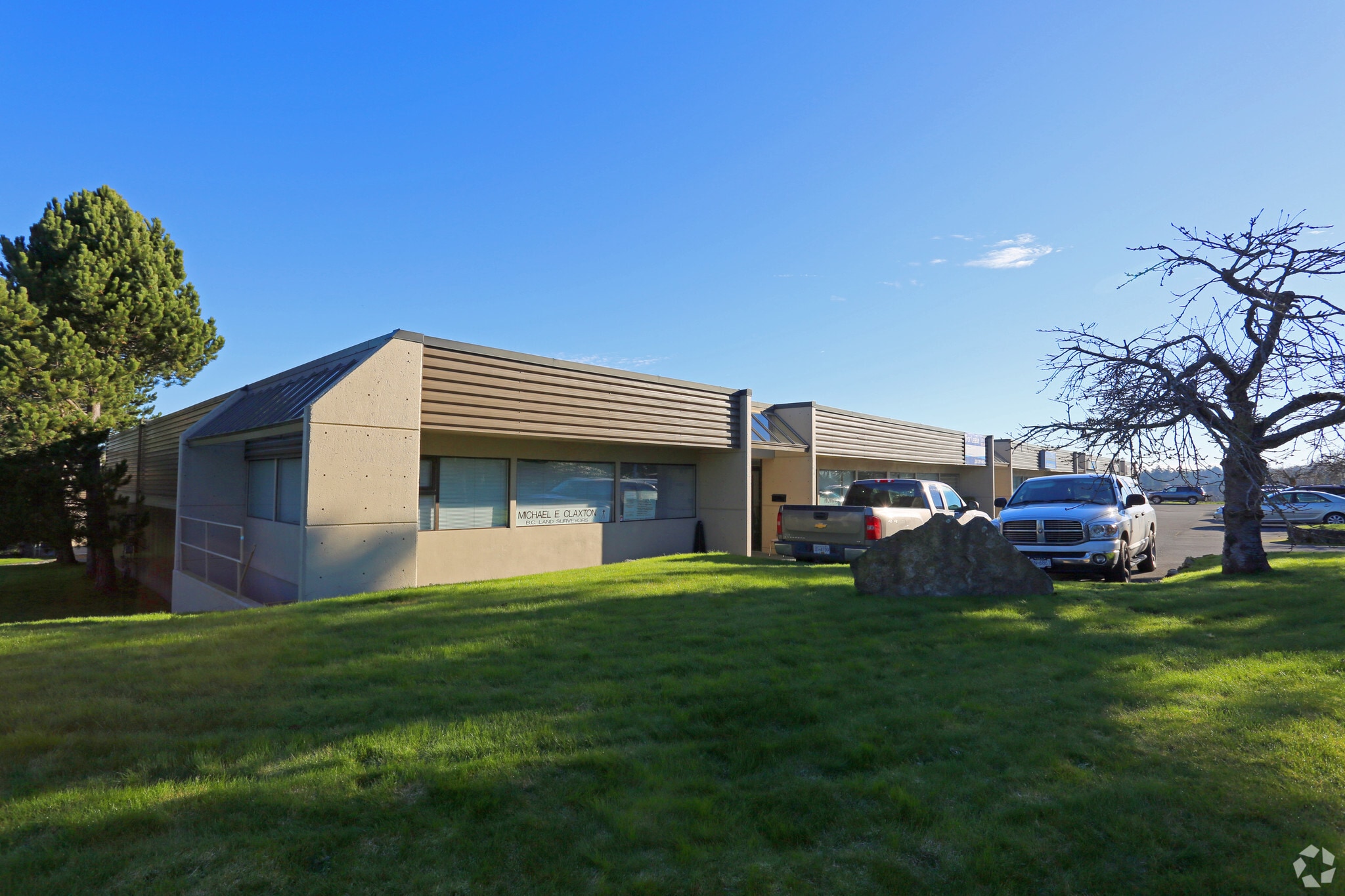 4223 Commerce Cir, Saanich, BC à louer Photo principale- Image 1 de 5