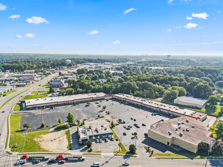 4605-4625 High Point Rd, Greensboro, NC à louer - Photo du bâtiment - Image 1 de 6