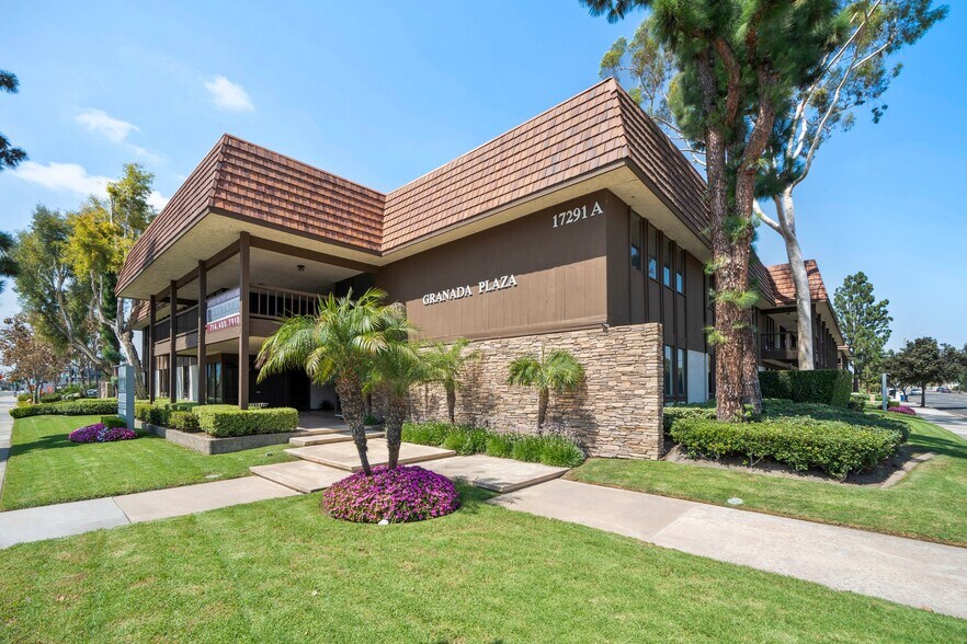 17291 irvine Blvd, Tustin, CA à louer - Photo principale - Image 1 de 11