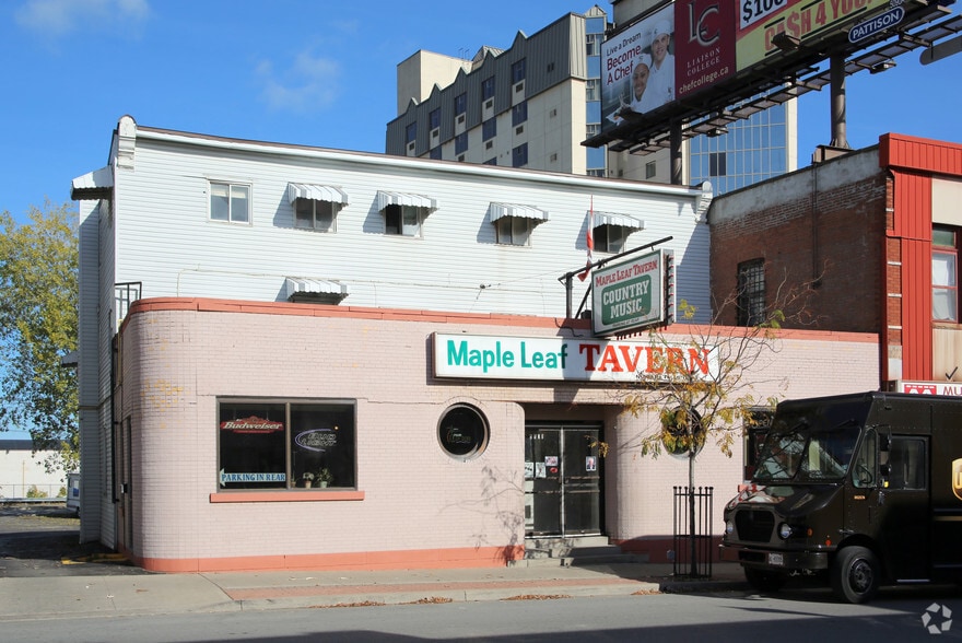 5831 Ferry St, Niagara Falls, ON for sale - Primary Photo - Image 1 of 2