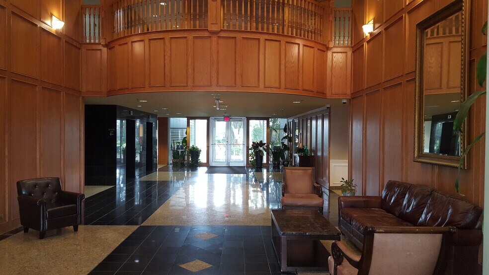 1607 E Big Beaver Rd, Troy, MI à louer - Hall d’entrée - Image 2 de 16