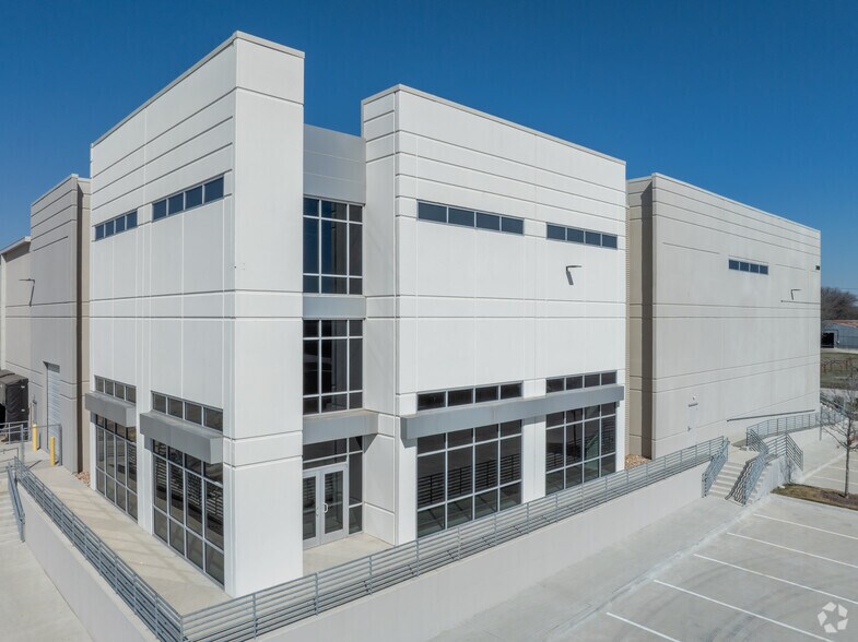 2401 Ferguson Ln, Austin, TX for lease - Primary Photo - Image 1 of 5