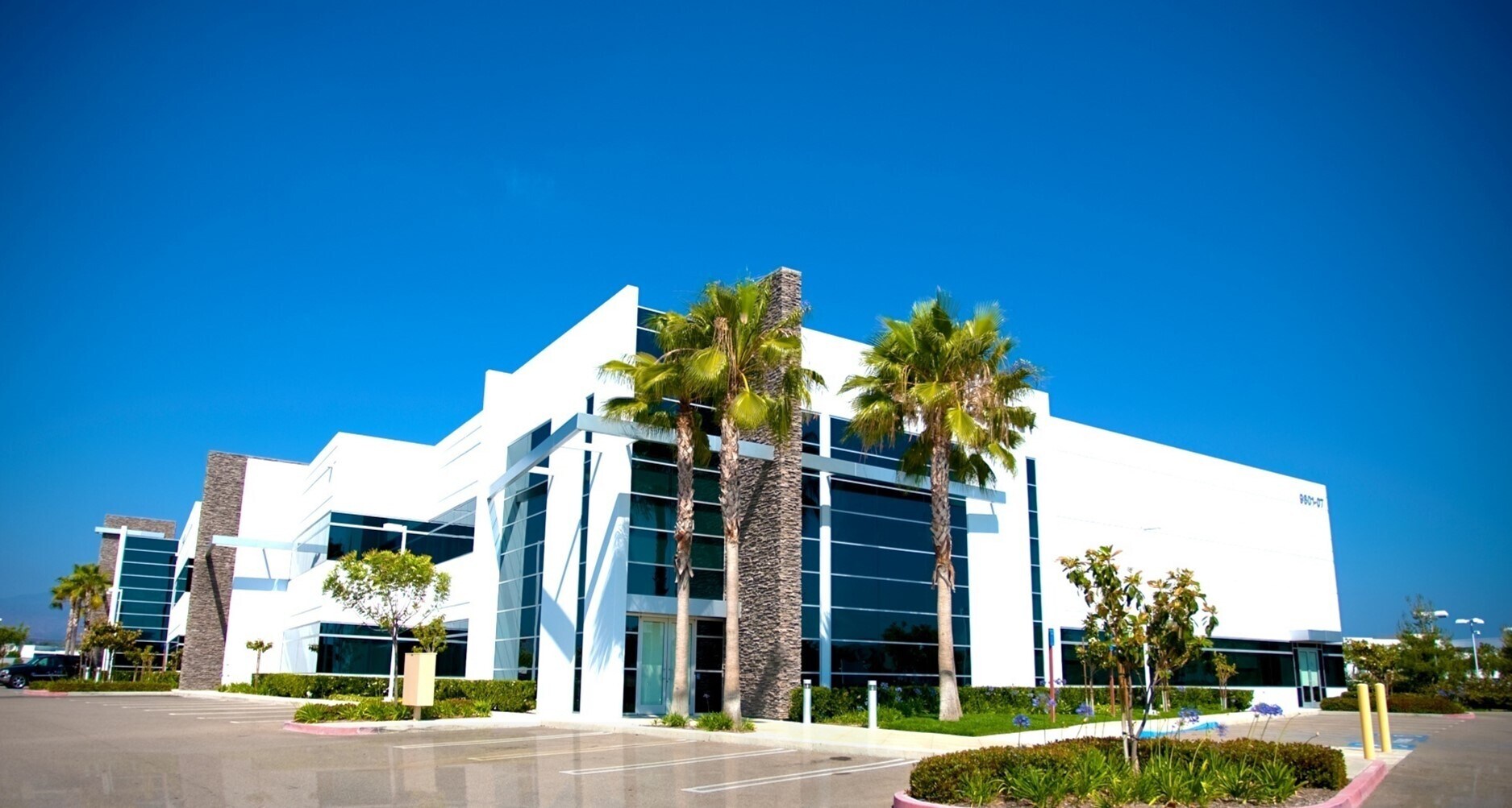 9801-9805 Research Dr, Irvine, CA à louer Photo du bâtiment- Image 1 de 10