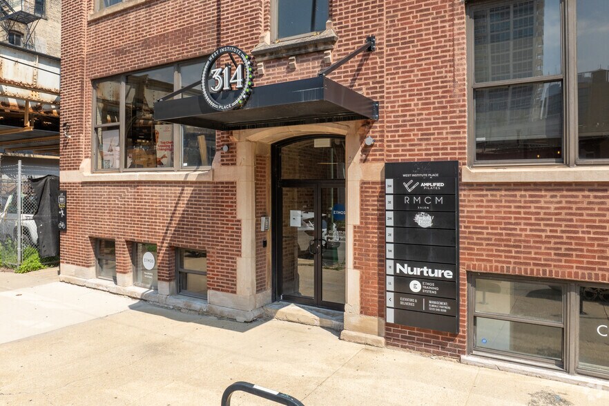 314 W Institute Pl, Chicago, IL à louer - Photo du bâtiment - Image 2 de 10