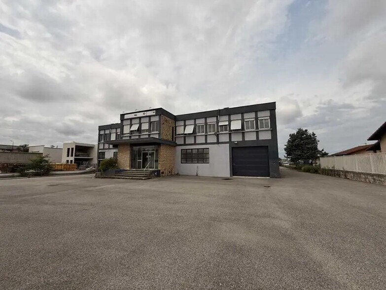 Bureau dans Décines-Charpieu à vendre - Photo du bâtiment - Image 2 de 16