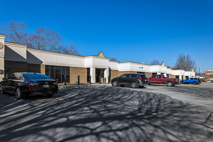 121 E Ravine Rd, Kingsport, TN à louer - Photo du bâtiment - Image 2 de 5