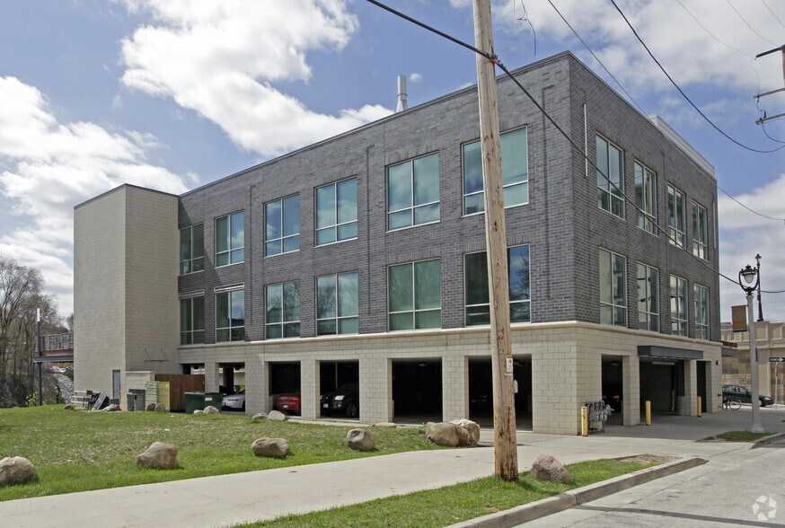 2060 N Humboldt Ave, Milwaukee, WI à vendre - Photo du bâtiment - Image 2 de 2