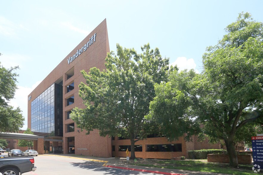 1001 N Waldrop Dr, Arlington, TX à louer - Photo du bâtiment - Image 2 de 4