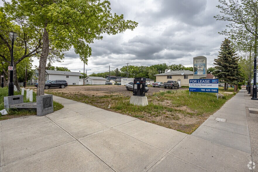 7844 118 Ave NW, Edmonton, AB à vendre - Photo principale - Image 1 de 1