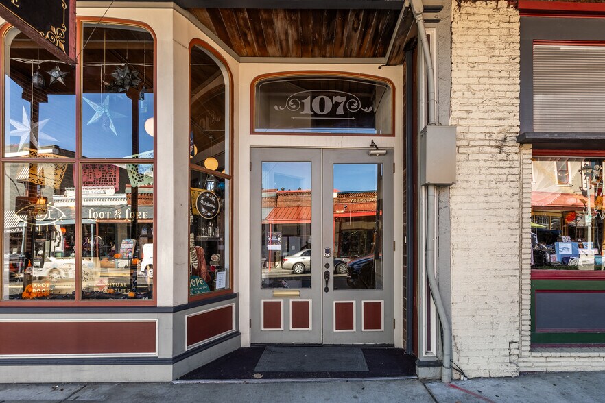 107 W Main St, Grass Valley, CA à vendre - Photo du bâtiment - Image 2 de 35