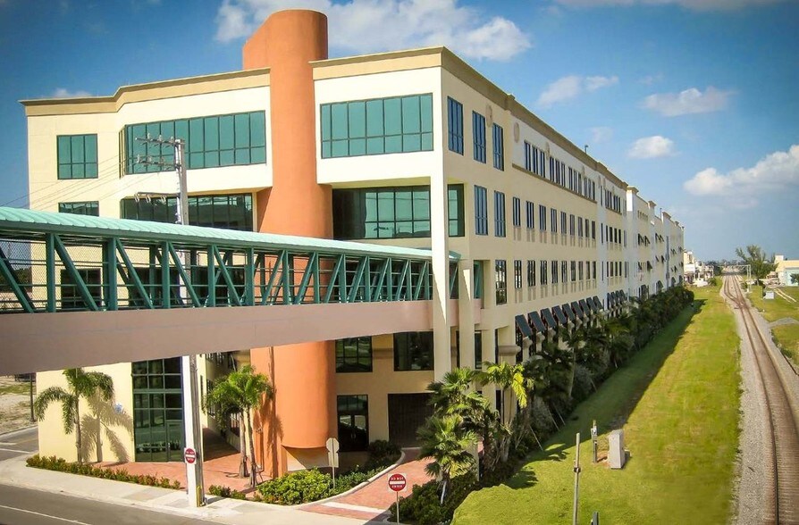 444 W Railroad Ave, West Palm Beach, FL à louer - Photo du bâtiment - Image 3 de 12