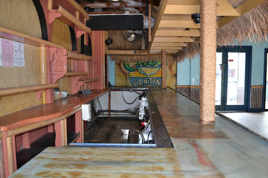 1050 Garnet Ave, San Diego, CA for lease - Building Photo - Image 3 of 8