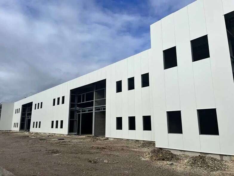 Flex dans SAINT-JEAN-D'ILLAC à louer - Photo du bâtiment - Image 3 de 10