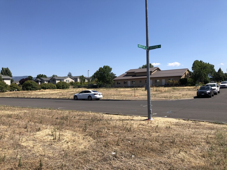 1924 Sky Park Dr, Medford, OR for sale - Primary Photo - Image 1 of 11