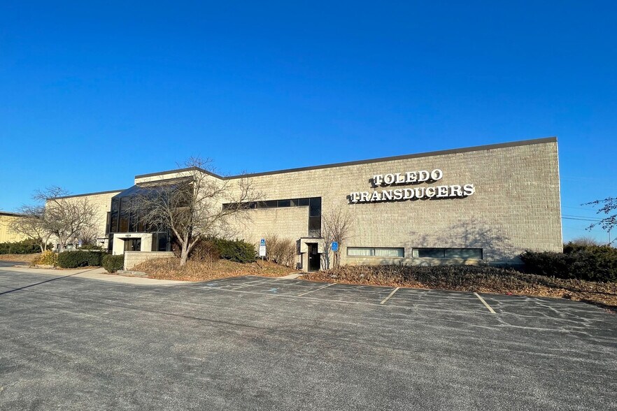 6834 Spring Valley Dr, Holland, OH à vendre - Photo du bâtiment - Image 2 de 8