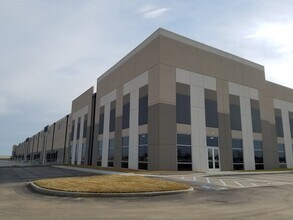 306 Hazelwood Logistics Center Dr, Hazelwood, MO à louer Photo du bâtiment- Image 1 de 2