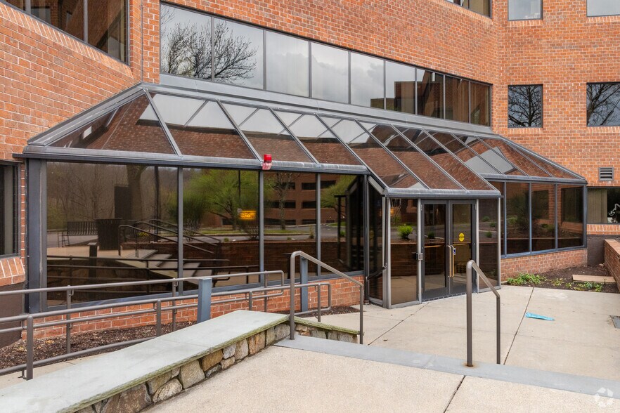 70 Walnut St, Wellesley, MA à louer - Photo du bâtiment - Image 3 de 5