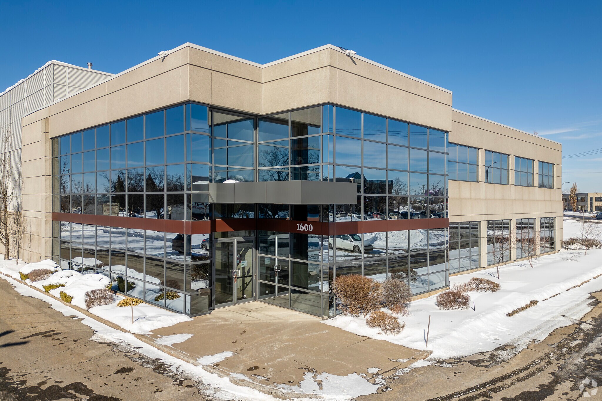 1600-1660 32e Av, Montréal, QC à louer Photo du bâtiment- Image 1 de 5