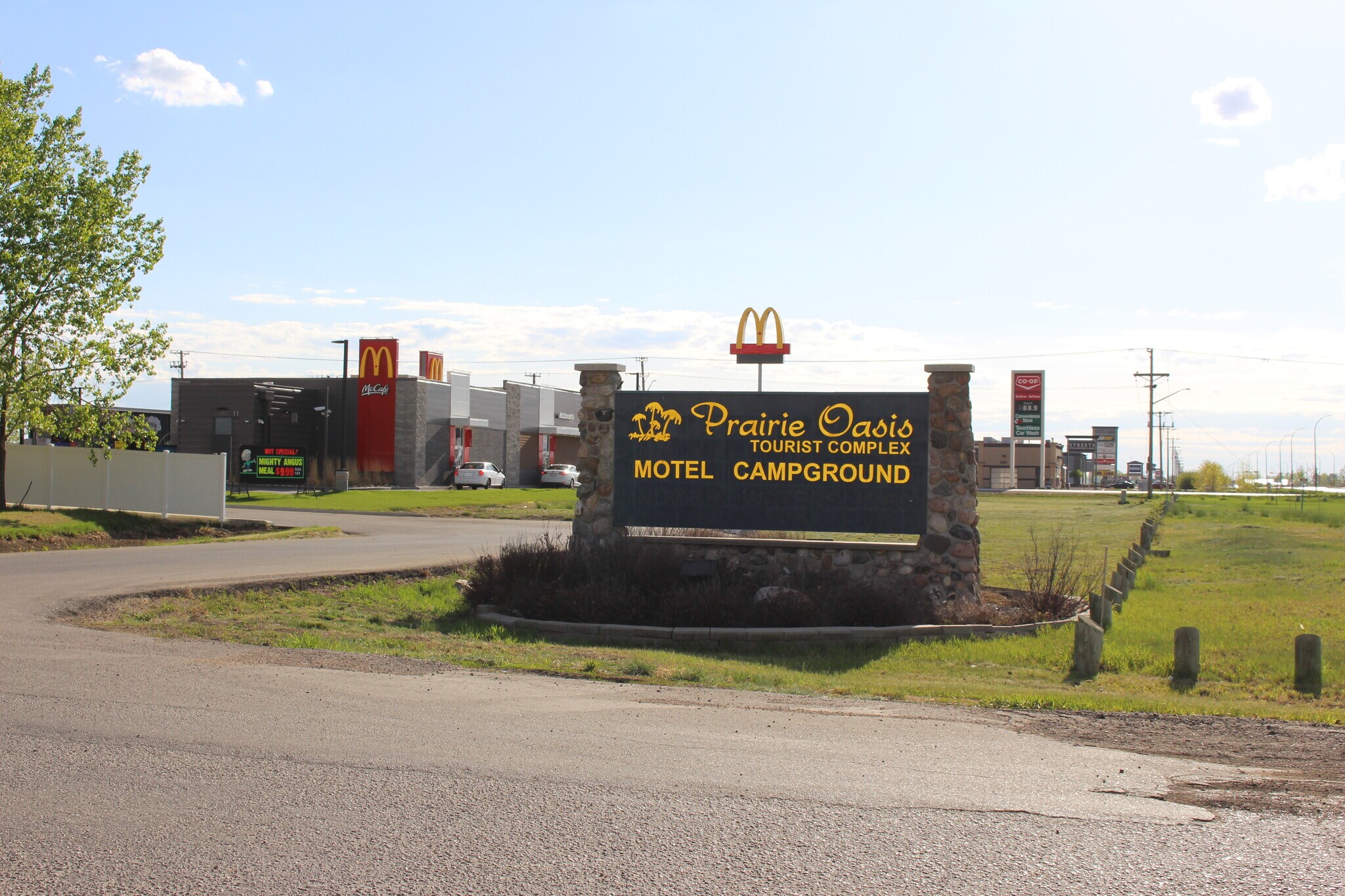 955 Thatcher Dr E, Moose Jaw, SK for sale Primary Photo- Image 1 of 1