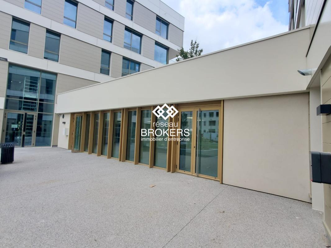 Retail in Annecy for lease Building Photo- Image 1 of 12