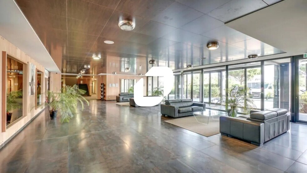 Office in Lieusaint for lease - Lobby - Image 3 of 13