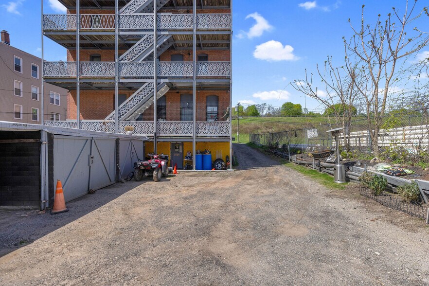 197 S Leonard St, Waterbury, CT à vendre - Photo du bâtiment - Image 3 de 22