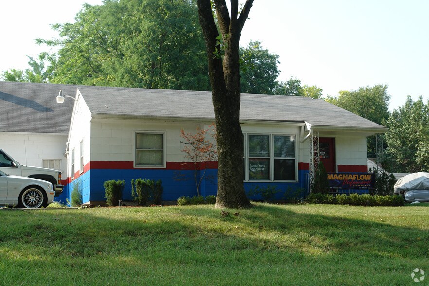 11702 Shelbyville Rd, Louisville, KY à vendre - Photo du bâtiment - Image 3 de 8