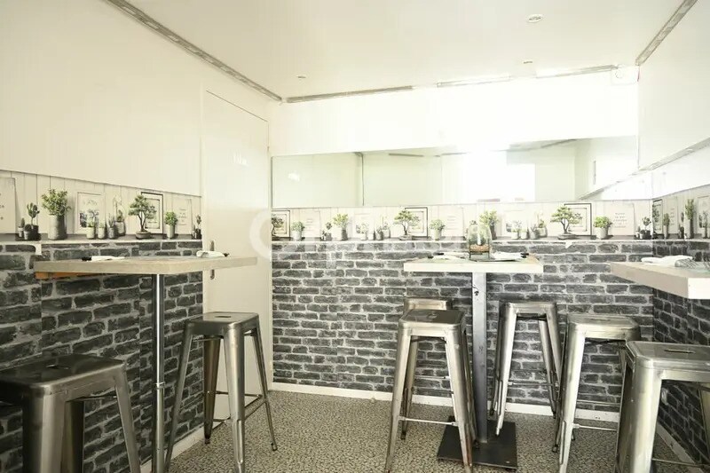 Retail in Lyon for lease - Interior Photo - Image 2 of 6