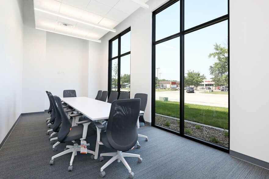 NW 62nd & Merle Hay Rd, Johnston, IA à louer - Photo du bâtiment - Image 2 de 30