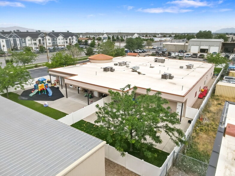 754 N Redwood Rd, North Salt Lake, UT à vendre - Photo du bâtiment - Image 2 de 9