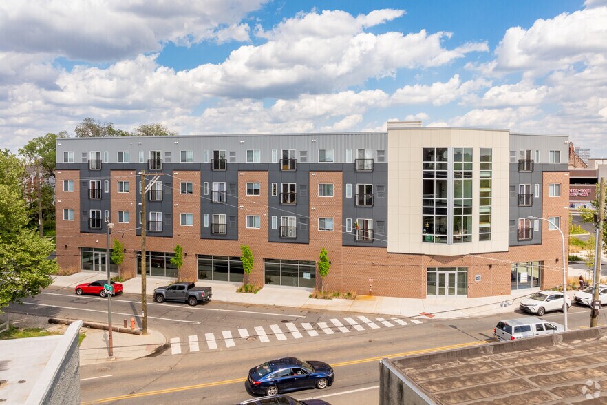 2077 Ridge Ave, Philadelphia, PA à louer - Photo du bâtiment - Image 2 de 7