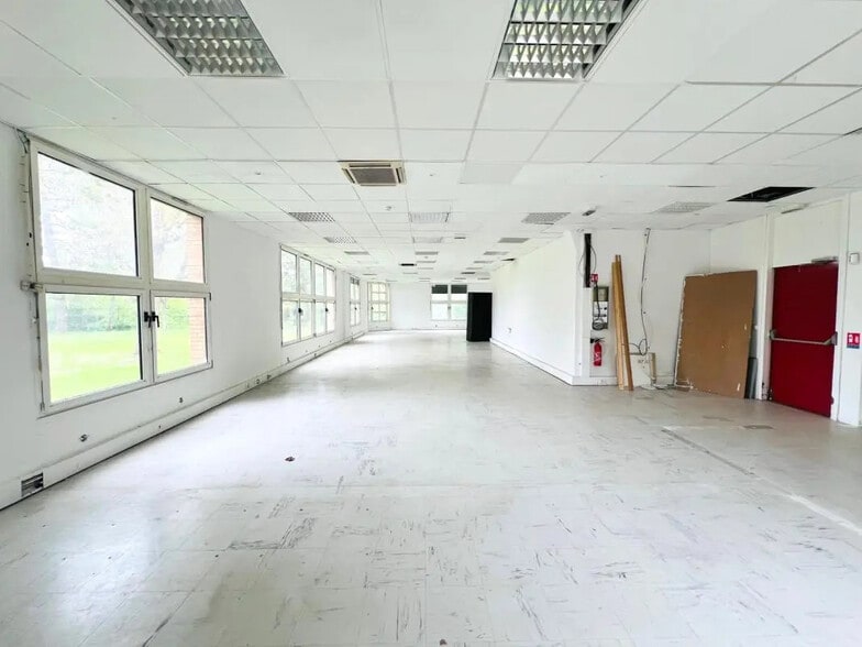 Flex in Montigny-le-Bretonneux for lease - Interior Photo - Image 3 of 33