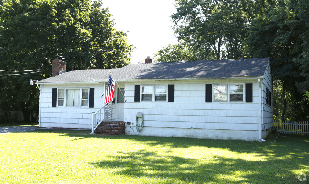 17 S Main St, Marlboro, NJ à vendre - Photo principale - Image 1 de 1