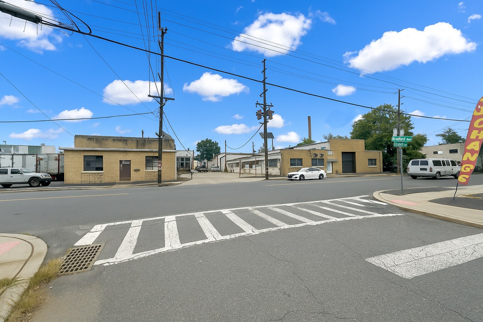 1717–1807 W Elizabeth Avenue portefeuille de 2 propriétés à vendre sur LoopNet.ca Photo du bâtiment- Image 1 de 6