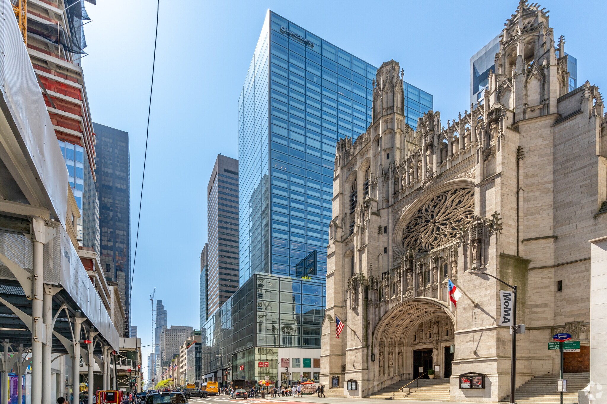 660 Fifth Ave, New York, NY à louer Photo du bâtiment- Image 1 de 4