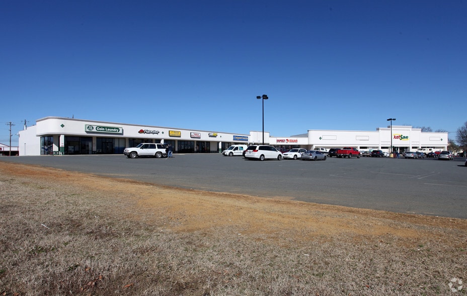 807-825 Main St, Graham, NC for lease - Building Photo - Image 3 of 9