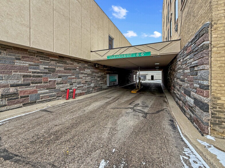 17 1st Ave SW, Minot, ND à vendre - Photo du bâtiment - Image 2 de 53