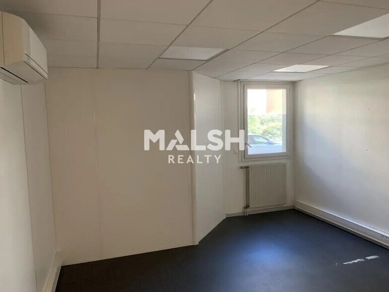 Office in Villeurbanne for lease - Building Photo - Image 2 of 14