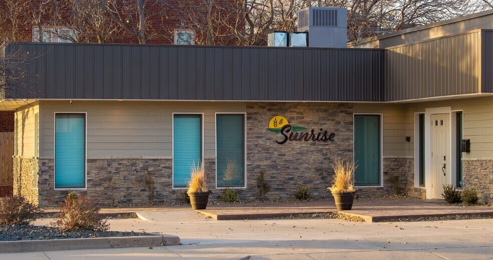 201 E 11th St, Hays, KS à vendre - Photo du bâtiment - Image 2 de 3