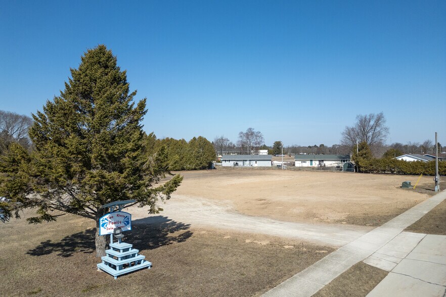 3612 Bellevue Pl, Two Rivers, WI à vendre - Photo du bâtiment - Image 2 de 32