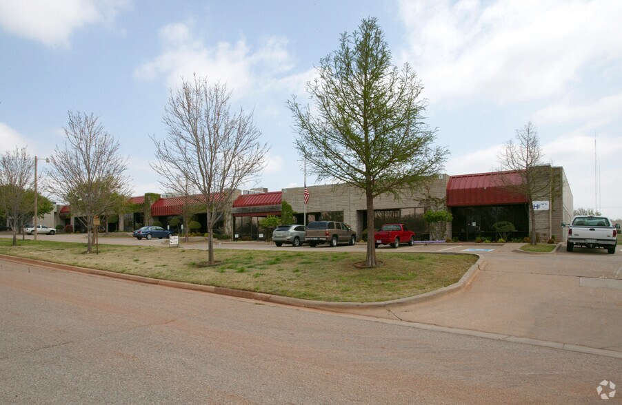 7700 N Hudson Ave, Oklahoma City, OK à louer - Photo du bâtiment - Image 2 de 24