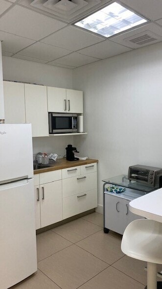 335 Ne 61st St, Miami, FL for lease - Interior Photo - Image 3 of 25
