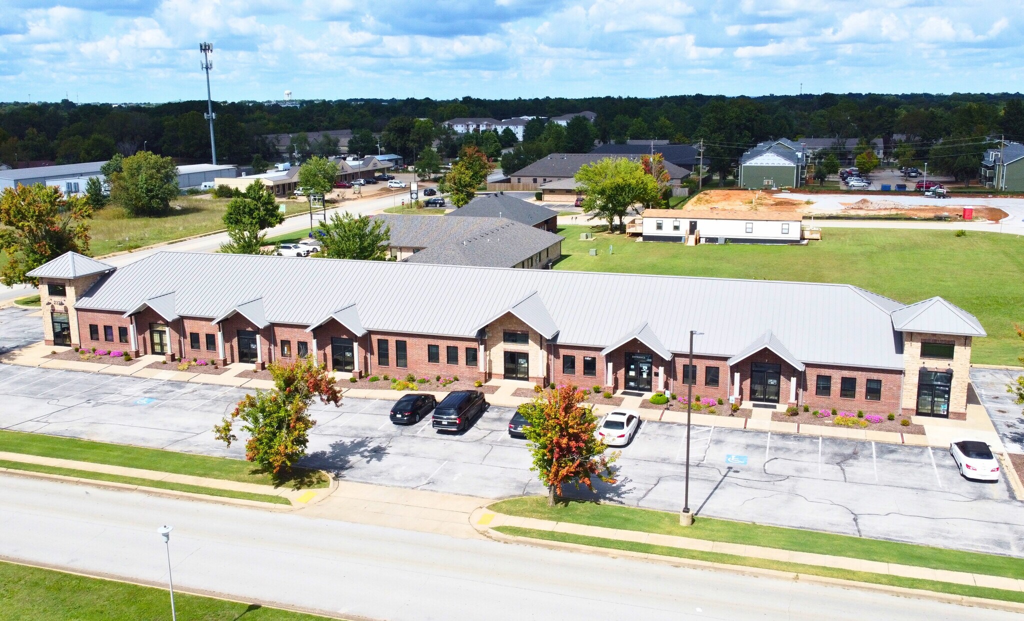 2323 W Chestnut St, Rogers, AR for lease Building Photo- Image 1 of 8