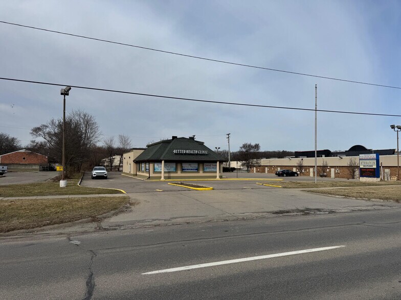 8275 N Wayne Rd, Westland, MI à louer - Photo du bâtiment - Image 3 de 10