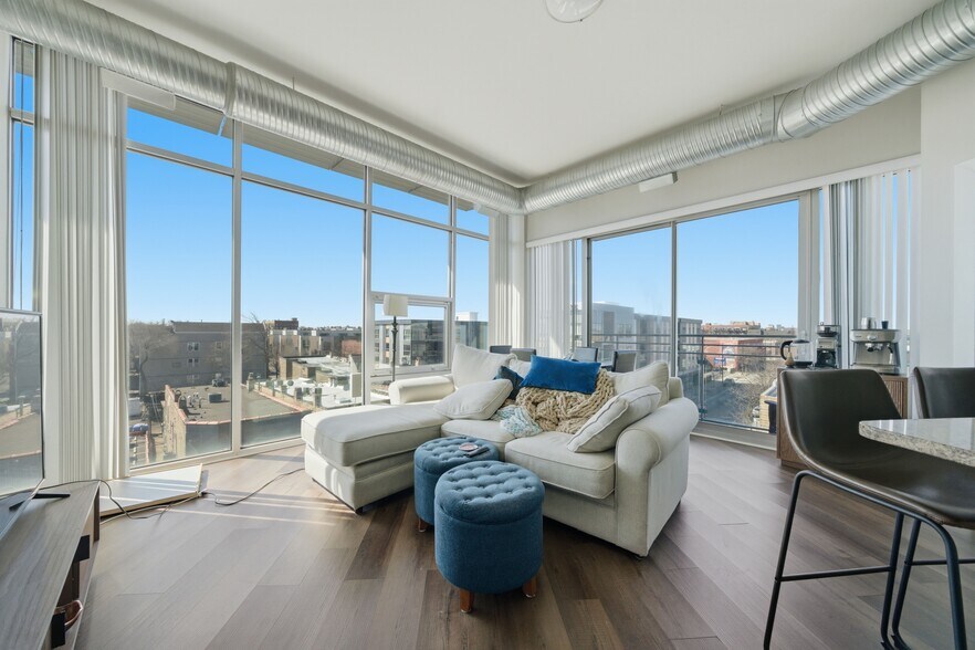 2000 N Milwaukee Ave, Chicago, IL à vendre - Photo du bâtiment - Image 2 de 21