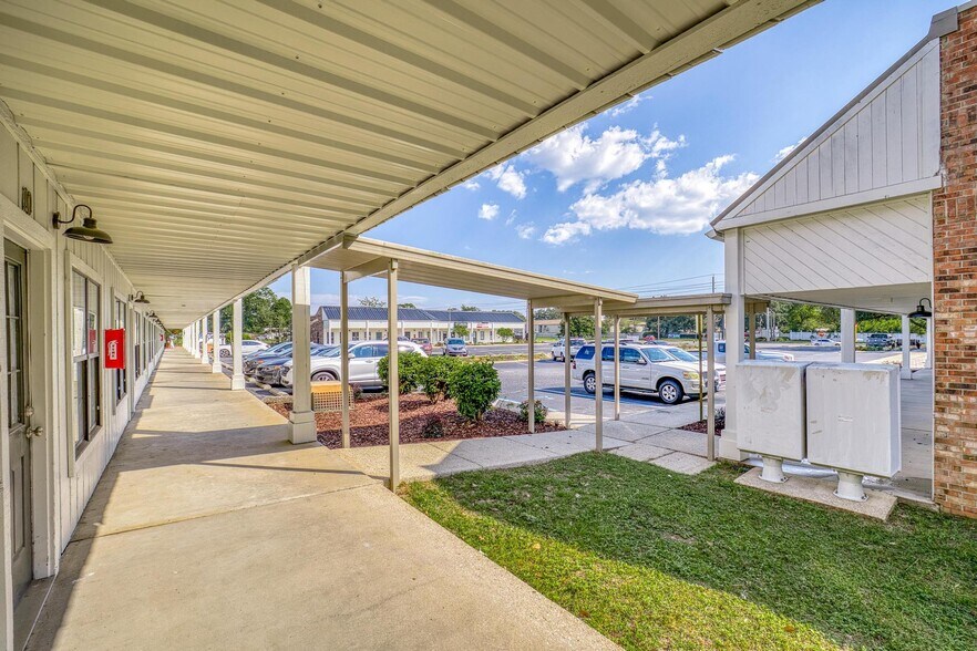 2400 W Michigan Ave, Pensacola, FL à louer - Photo du bâtiment - Image 3 de 13