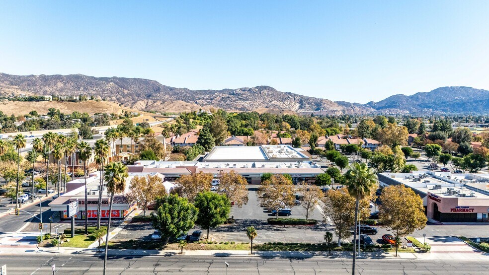 2408-2480 Stearns St, Simi Valley, CA à louer - Photo du bâtiment - Image 1 de 18
