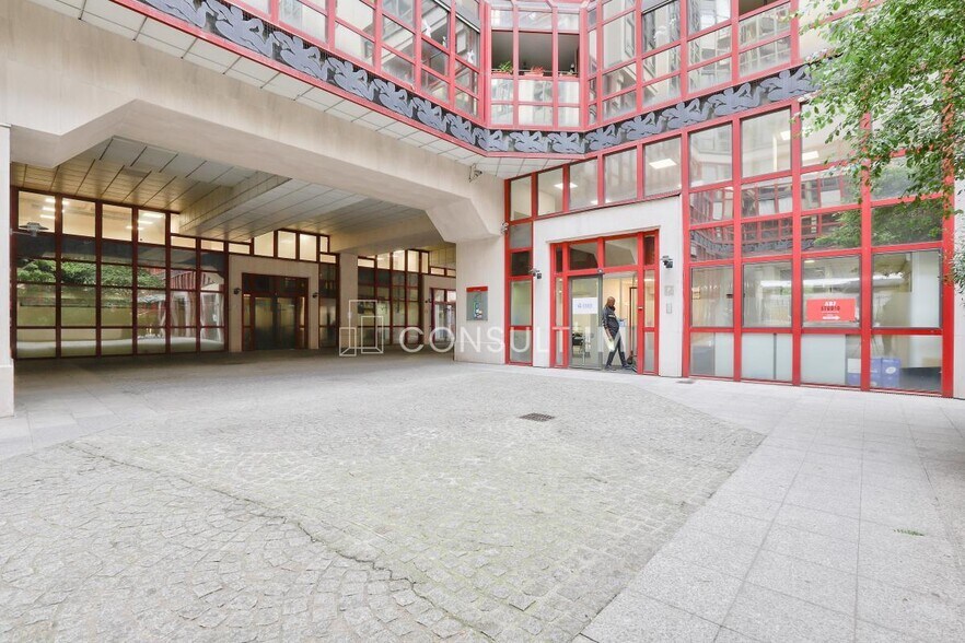 Immeuble residentiel dans Paris à vendre - Photo du bâtiment - Image 2 de 9