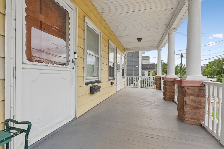 22 Blaine St, Millburn, NJ à vendre - Photo du bâtiment - Image 2 de 11